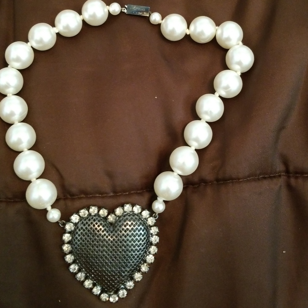 Alexandra coster  Pearl heart rhinestone choker
